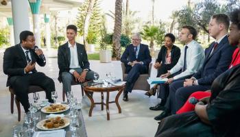 Macron avec les membres du réseau Jeunes Ambassadeurs Francophones