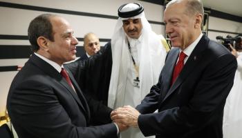 مصافحة السيسي وأردوغان في الدوحة