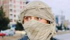 دختر افغانستانی که با لباس مردانه زباله را جمع‌آوری می‌کند