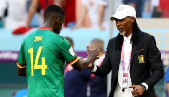 أوم جوات لاعب منتخب الكاميرون ومدربه سونج