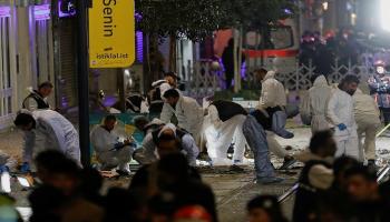 رجال الشرطة في مكان انفجار شارع الاستقلال بإسطنبول 