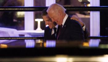 les couples Macron et Biden dînent ensemble dans la bonne humeur (Photos)