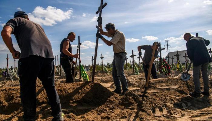 Les Ukrainiens enterrent leurs morts