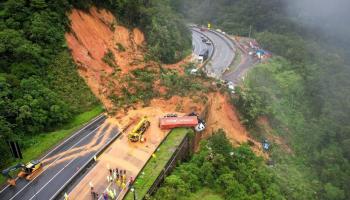 un glissement de terrain fait au moins deux morts et des dizaines des disparus au Brésil