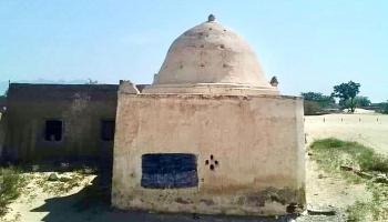مسجد الرون الآثري الذي تعرض لهجوم حوثي جوي في الحديدة