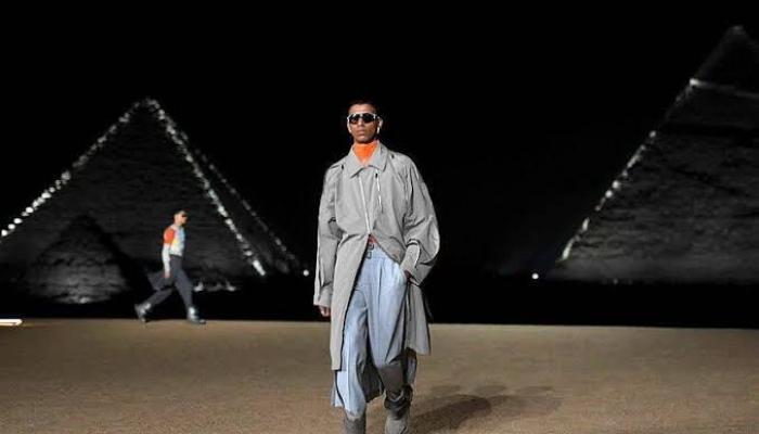 Défilé de mode au pied des pyramides de Gizeh en Égypte