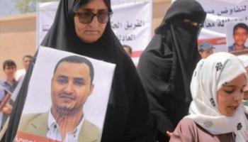 والدة توفيق المنصوري ترفع صور نجلها المعتقل منذ 8 أعوام