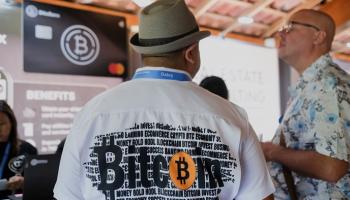 شعار بيتكوين على "قميص" لأحد الشباب- رويترز