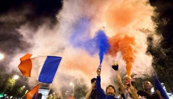Scènes de liesse à Paris après la victoire bien meritée des Bleus face à la Pologne