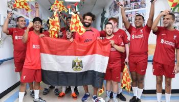 محمد صلاح يتوسط طلبة المركز