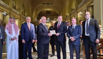 الجانبان العراقي والمصري خلال تسلم القطع الآثرية