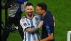 في أحضان ميسي.. مدرب الأرجنتين يبكي بعد التأهل لنهائي كأس العالم (فيديو)
