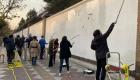مشارکت تهرانی‌ها در پاک کردن شعارهای ضد انگلیسی از دیوار سفارت