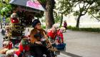 تنشر الفرح في شوارع هانوي.. فيتنامية تنقذ الكلاب من مصير مأساوي (صور)