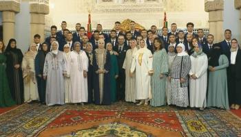 صورة جماعية للملك محمد السادس وأعضاء المنتخب المغربي وأمهاتهم