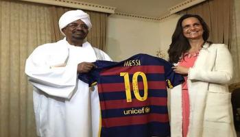 الرئيس السوداني المخلوع خلال حمله لقميص نجم الأرجنتين ليونيل ميسي