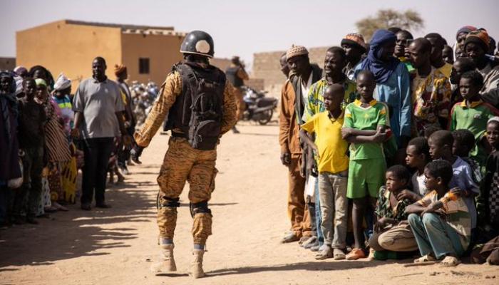 Plusieurs civils tués dans l'explosion d'un bus causée par une mine au Burkina Faso