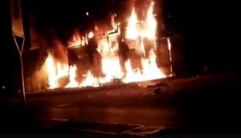 لحظة اشتعال النيران في أحد متاجر صنعاء