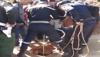 رجال الحماية المدنية يتحلقون حول البئر