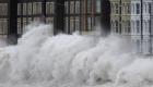 العاصفة "يونيس".. أضرار جسيمة و200 ألف منزل في بريطانيا بلا كهرباء (صور)