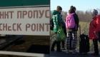 ویدئو | صف‌کشی مردم دونتسک مقابل ایست بازرسی در مرز روسیه