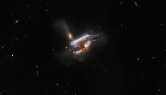 يحدث على بعد 681 مليون سنة ضوئية.. التقاط صورة لاندماج 3 مجرات 135-154956-million-light-picture-galactic-merger_700x400