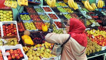 امرأة تشتري بعض الفواكه - أرشيفية