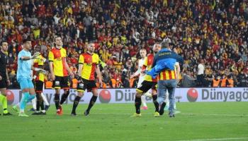 Göztepe taraftarı, Galatasaray maçında sahaya daldı!