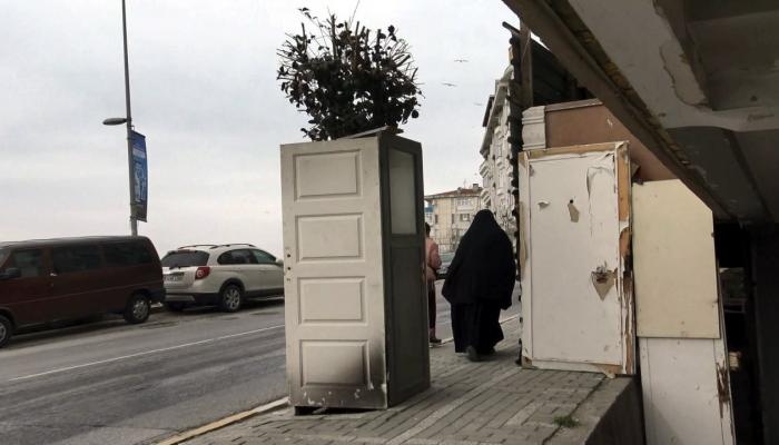 Kentsel dönüşüme karşı ağaca 'kapılı' koruma