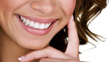  الفراولة من الأطعمة التي تساعد على الحصول على ابتسامة بيضاء 