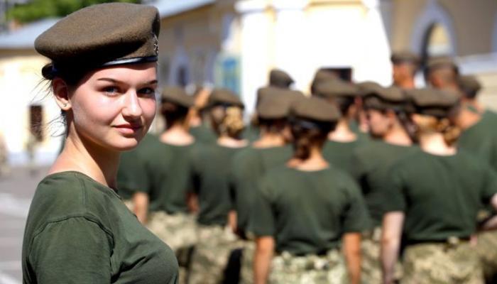 فتيات أوكرانيات يجمعن تبرعات لصالح جيش بلادهنّ .. بيع صورهنّ العارية