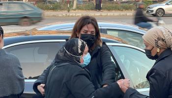 الفنانة أمل رزق خلال تشييع جثمان والدتها 