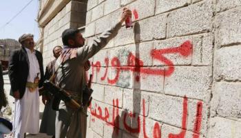 قيادات حوثية تنفذ عمليات نهب منازل في ذمار