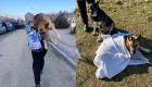 أوكرانية تحمل كلبها المسن لمسافة 17 كم هربا من الحرب (صور)