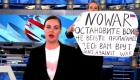 بالفيديو.. امرأة تقتحم نشرة أخبار روسية وهكذا تصرفت المذيعة