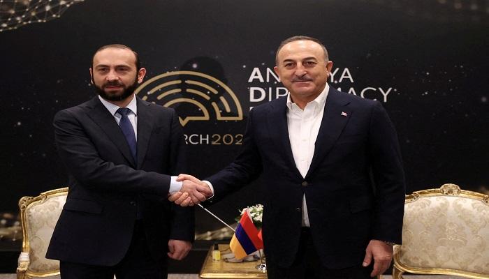 وزير الخارجية التركي في لقاء سابق بنظيره الأرمني في أنطاليا