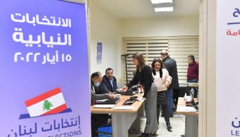 مرشحون خلال تقديم أوراقهم للمنافسة في الانتخابات البرلمانية