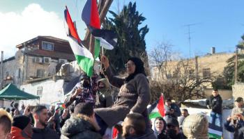 الفلسطينية فاطمة سالم على الأكتاف بحي الشيخ جراح