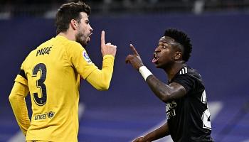 فينيسيوس وبيكيه خلال كلاسيكو ريال مدريد وبرشلونة