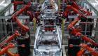 Video.. Almanya'daki Tesla fabrikasında arabaları robotlar üretiyor