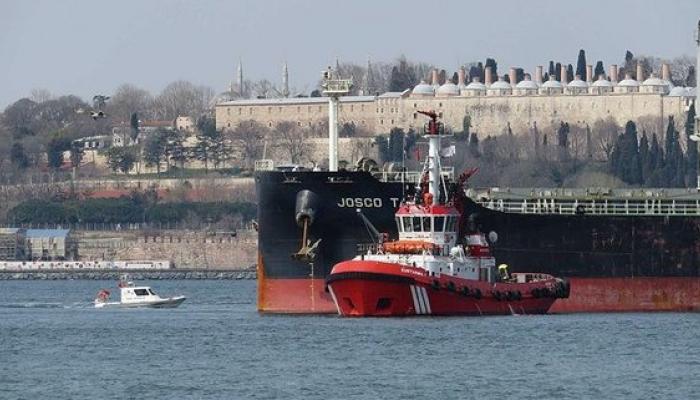 Haydarpaşa'da 197 metrelik yük gemisi karaya oturdu