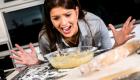 7 عادات خاطئة في المطبخ.. الملح على البيض قبل أم بعد الطهي؟
