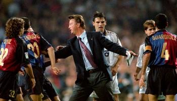 فان جال أثناء توليه تدريب برشلونة