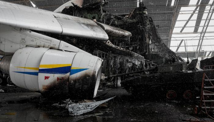 حطام طائرة أوكرانية داخل حظيرة طائرات قرب كييف - أرشيفية