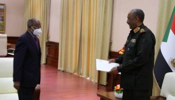 البرهان يستقبل مبعوث الرئيس الأريتري