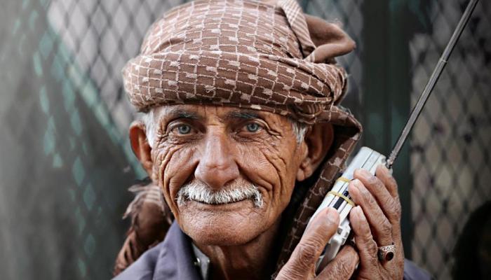 مسن يمني يستمع إلى الراديو (أرشيفية)