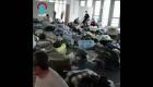 Şanghay'da karantinaya alınan COVID hastaları, birbiriyle iç içe derme çatma yataklarda uyuyor