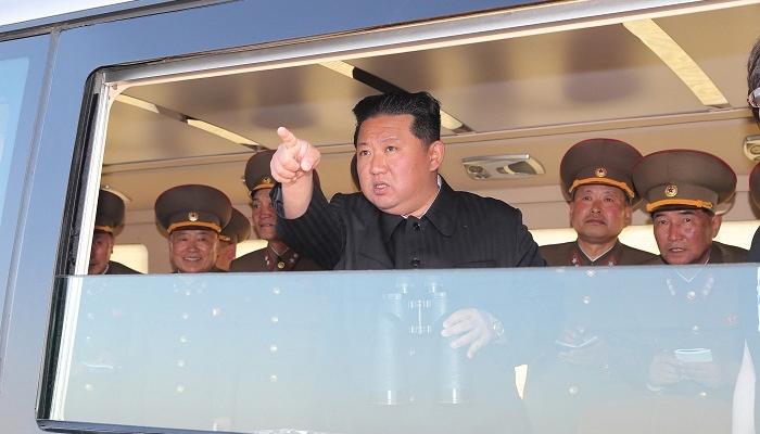 الزعيم الكوري الشمالي كيم جونج أون يشير خلال مشاهدته إطلاق نوع جديد من الأسلحة التكتيكية 