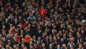 جماهير ليفربول تصفق لرونالدو وترفع قميصه