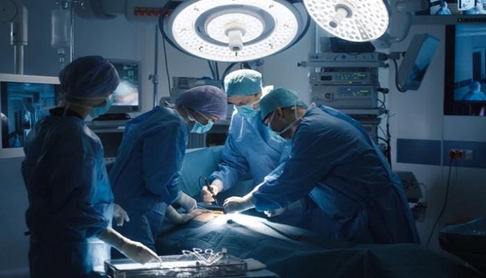 أطباء يجرون عملية جراحية في دبي - أرشيفية